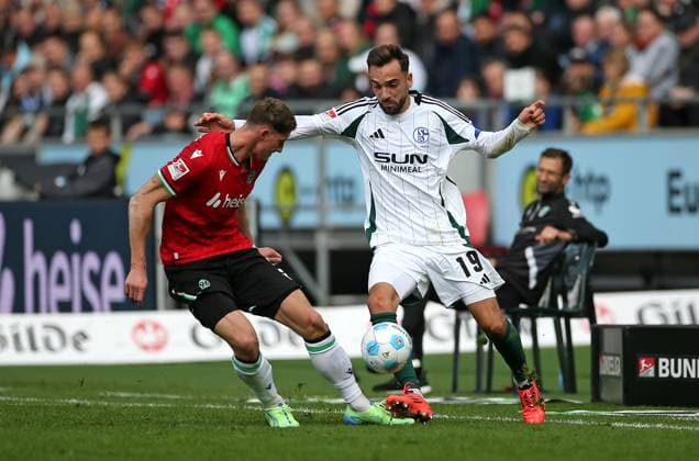 19.10.2024, Fussball 2. Bundesliga 2024 2025, 9. Spieltag, Hannover 96 - FC Schalke 04 , in der Heinz von Heiden Arena Hannover. (L-R) Phil Yannik Neumann (Hannover) gegen Kenan Karaman (Schalke 04)