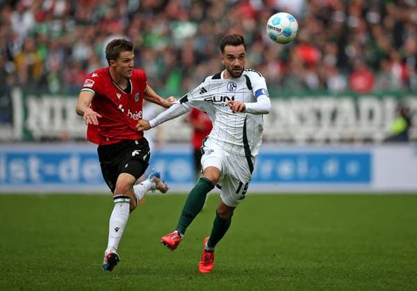 19.10.2024, Fussball 2. Bundesliga 2024 2025, 9. Spieltag, Hannover 96 - FC Schalke 04 , in der Heinz von Heiden Arena Hannover. (L-R) Fabian Kunze (Hannover) gegen Kenan Karaman (Schalke 04)