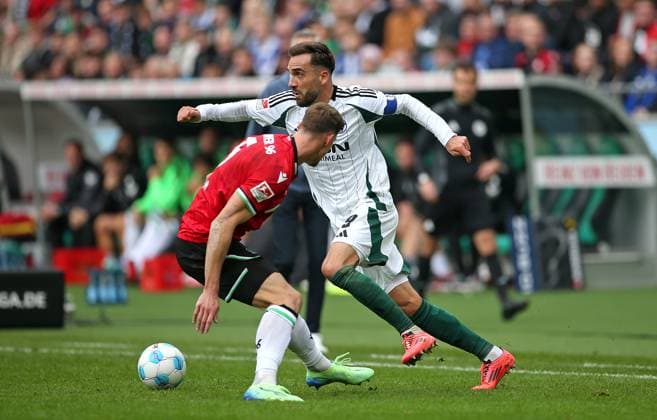 19.10.2024, Fussball 2. Bundesliga 2024 2025, 9. Spieltag, Hannover 96 - FC Schalke 04 , in der Heinz von Heiden Arena Hannover. (L-R) Phil Yannik Neumann (Hannover) gegen Kenan Karaman (Schalke 04)