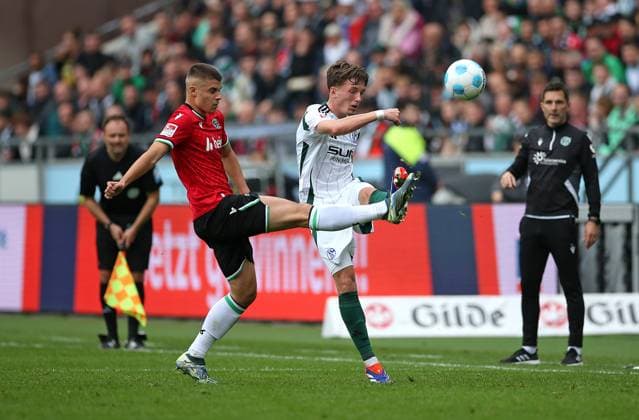 19.10.2024, Fussball 2. Bundesliga 2024 2025, 9. Spieltag, Hannover 96 - FC Schalke 04 , in der Heinz von Heiden Arena Hannover. (L-R) Nicolo Tresoldi (Hannover) gegen Max Grüger (Schalke 04)