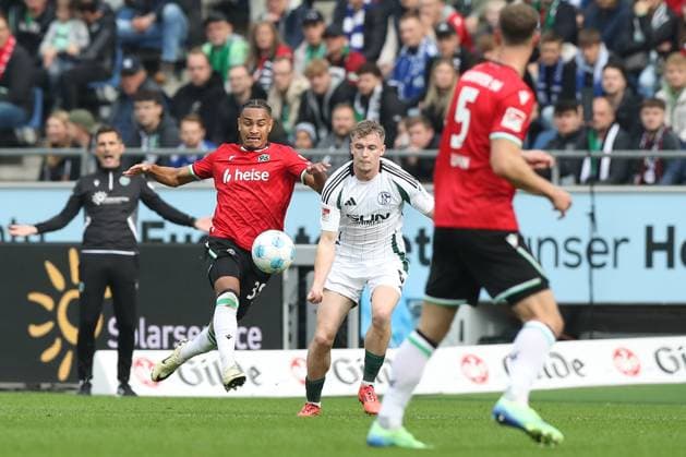 19.10.2024, xtgx, Fussball - 2.Bundesliga, Hannover 96 - FC Schalke 04 emspor, v.l. Monju Momuluh (Hannover, 38), Derry Murkin (Schalke, 5) Zweikampf, Duell, Kampf, tackle (DFL DFB REGULATIONS PROHIBIT ANY USE OF PHOTOGRAPHS as IMAGE SEQUENCES and or QUASI-VIDEO) Hannover