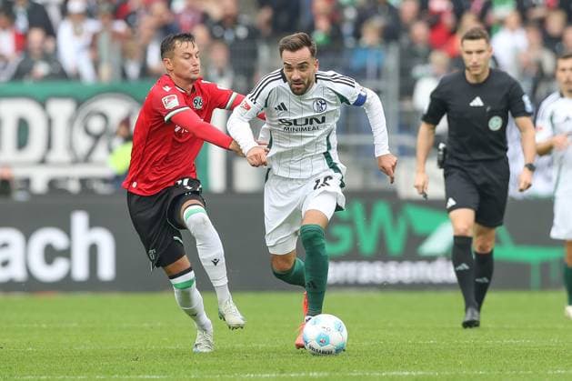19.10.2024, xtgx, Fussball - 2.Bundesliga, Hannover 96 - FC Schalke 04 emspor, v.l. Bartlomiej Wdowik (Hannover, 17), Eric Uhlmann (Hannover, 19) Zweikampf, Duell, Kampf, tackle (DFL DFB REGULATIONS PROHIBIT ANY USE OF PHOTOGRAPHS as IMAGE SEQUENCES and or QUASI-VIDEO) Hannover