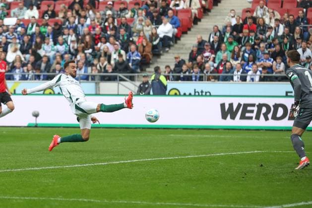 19.10.2024, xtgx, Fussball - 2.Bundesliga, Hannover 96 - FC Schalke 04 emspor, v.l. Kenan Karaman (Schalke, 19) Torschuss, schiesst den Ball aufs Tor, Schuss (DFL DFB REGULATIONS PROHIBIT ANY USE OF PHOTOGRAPHS as IMAGE SEQUENCES and or QUASI-VIDEO) Hannover