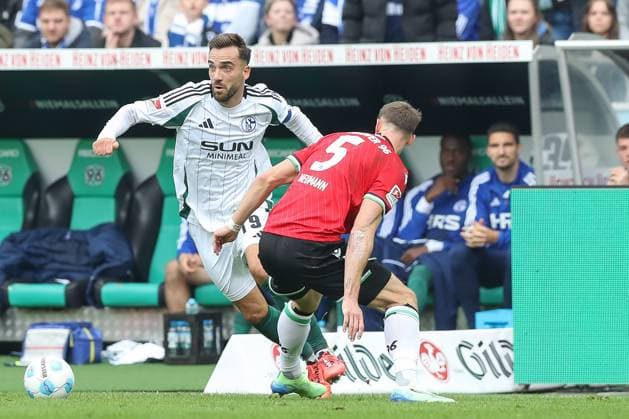 19.10.2024, xtgx, Fussball - 2.Bundesliga, Hannover 96 - FC Schalke 04 emspor, v.l. Kenan Karaman (Schalke, 19), Phil Neumann (Hannover, 5) Zweikampf, Duell, Kampf, tackle (DFL DFB REGULATIONS PROHIBIT ANY USE OF PHOTOGRAPHS as IMAGE SEQUENCES and or QUASI-VIDEO) Hannover