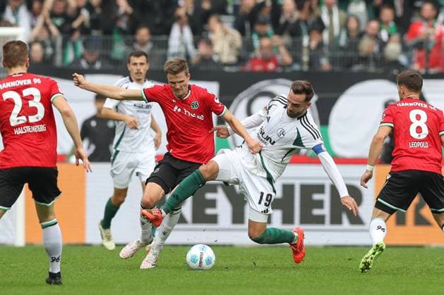 19.10.2024, xtgx, Fussball - 2.Bundesliga, Hannover 96 - FC Schalke 04 emspor, v.l. Fabian Kunze (Hannover, 6), Kenan Karaman (Schalke, 19) Zweikampf, Duell, Kampf, tackle (DFL DFB REGULATIONS PROHIBIT ANY USE OF PHOTOGRAPHS as IMAGE SEQUENCES and or QUASI-VIDEO) Hannover