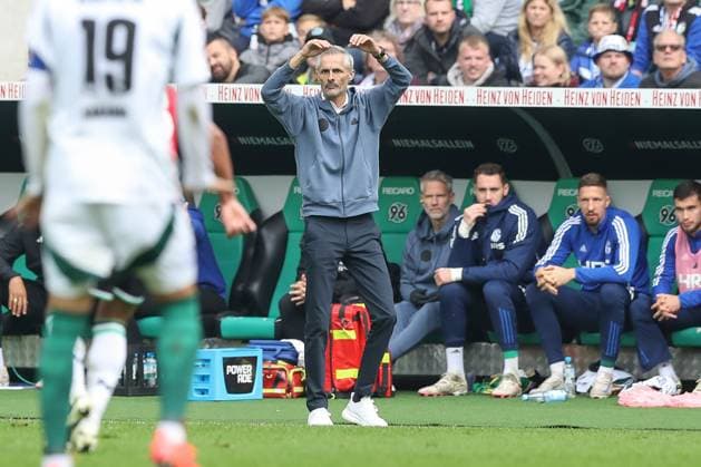 19.10.2024, xtgx, Fussball - 2.Bundesliga, Hannover 96 - FC Schalke 04 emspor, v.l. Kees van Wonderen (Schalke, Trainer) gibt Anweisungen, gestikuliert mit den Armen, gesticulate, gives instructions (DFL DFB REGULATIONS PROHIBIT ANY USE OF PHOTOGRAPHS as IMAGE SEQUENCES and or QUASI-VIDEO) Hannover