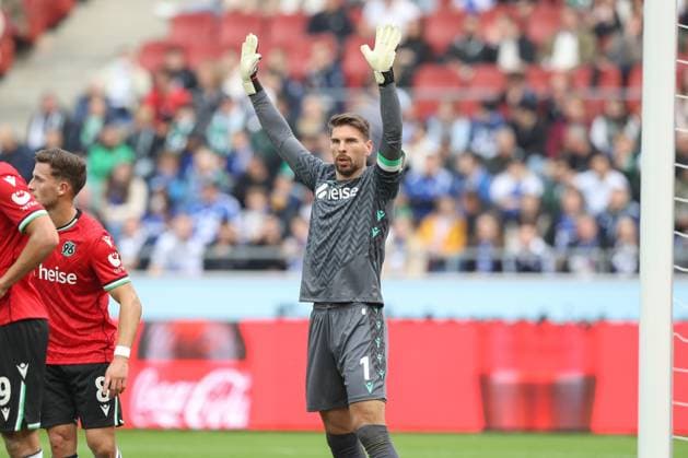 19.10.2024, xtgx, Fussball - 2.Bundesliga, Hannover 96 - FC Schalke 04 emspor, v.l. Ron Robert Zieler (Hannover, 16) (DFL DFB REGULATIONS PROHIBIT ANY USE OF PHOTOGRAPHS as IMAGE SEQUENCES and or QUASI-VIDEO) Hannover