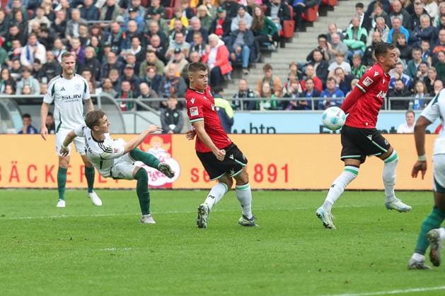 19.10.2024, xtgx, Fussball - 2.Bundesliga, Hannover 96 - FC Schalke 04 emspor, v.l. Felipe Sanchez (Schalke, 2), Nicolo Tresoldi (Hannover, 9) Zweikampf, Duell, Kampf, tackle (DFL DFB REGULATIONS PROHIBIT ANY USE OF PHOTOGRAPHS as IMAGE SEQUENCES and or QUASI-VIDEO) Hannover
