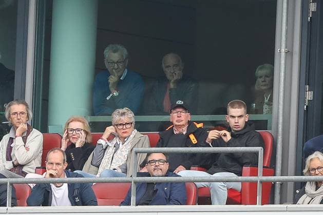 19.10.2024, xtgx, Fussball - 2.Bundesliga, Hannover 96 - FC Schalke 04 emspor, v.l. Martin Kind schaut sich das Spiel hinter der Glasscheibe an (DFL DFB REGULATIONS PROHIBIT ANY USE OF PHOTOGRAPHS as IMAGE SEQUENCES and or QUASI-VIDEO) Hannover