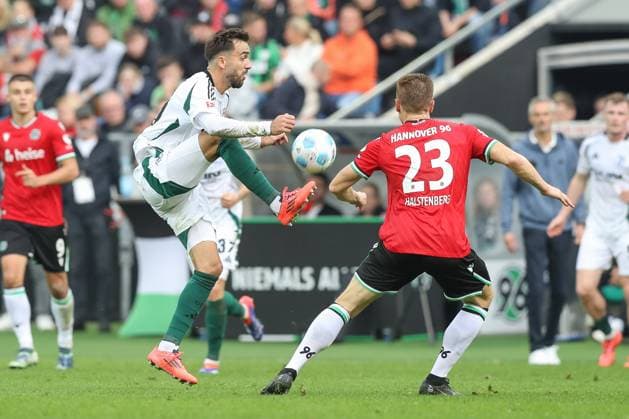 19.10.2024, xtgx, Fussball - 2.Bundesliga, Hannover 96 - FC Schalke 04 emspor, v.l. Kenan Karaman (Schalke, 19), Marcel Halstenberg (Hannover, 23) Zweikampf, Duell, Kampf, tackle (DFL DFB REGULATIONS PROHIBIT ANY USE OF PHOTOGRAPHS as IMAGE SEQUENCES and or QUASI-VIDEO) Hannover