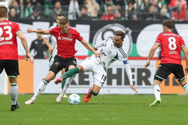 19.10.2024, xtgx, Fussball - 2.Bundesliga, Hannover 96 - FC Schalke 04 emspor, v.l. Fabian Kunze (Hannover, 6), Kenan Karaman (Schalke, 19) Zweikampf, Duell, Kampf, tackle (DFL DFB REGULATIONS PROHIBIT ANY USE OF PHOTOGRAPHS as IMAGE SEQUENCES and or QUASI-VIDEO) Hannover