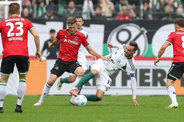 19.10.2024, xtgx, Fussball - 2.Bundesliga, Hannover 96 - FC Schalke 04 emspor, v.l. Fabian Kunze (Hannover, 6), Kenan Karaman (Schalke, 19) Zweikampf, Duell, Kampf, tackle (DFL DFB REGULATIONS PROHIBIT ANY USE OF PHOTOGRAPHS as IMAGE SEQUENCES and or QUASI-VIDEO) Hannover