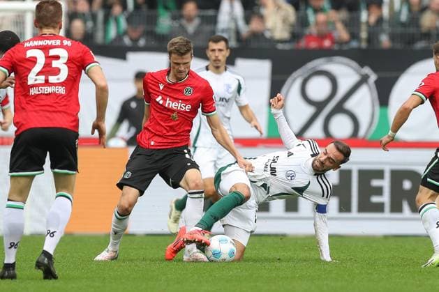 19.10.2024, xtgx, Fussball - 2.Bundesliga, Hannover 96 - FC Schalke 04 emspor, v.l. Fabian Kunze (Hannover, 6), Kenan Karaman (Schalke, 19) Zweikampf, Duell, Kampf, tackle (DFL DFB REGULATIONS PROHIBIT ANY USE OF PHOTOGRAPHS as IMAGE SEQUENCES and or QUASI-VIDEO) Hannover