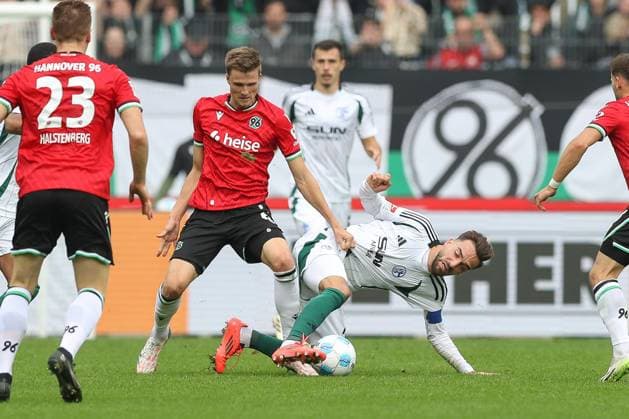 19.10.2024, xtgx, Fussball - 2.Bundesliga, Hannover 96 - FC Schalke 04 emspor, v.l. Fabian Kunze (Hannover, 6), Kenan Karaman (Schalke, 19) Zweikampf, Duell, Kampf, tackle (DFL DFB REGULATIONS PROHIBIT ANY USE OF PHOTOGRAPHS as IMAGE SEQUENCES and or QUASI-VIDEO) Hannover