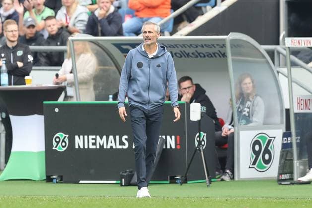 19.10.2024, xtgx, Fussball - 2.Bundesliga, Hannover 96 - FC Schalke 04 emspor, v.l. Kees van Wonderen (Schalke, Trainer) (DFL DFB REGULATIONS PROHIBIT ANY USE OF PHOTOGRAPHS as IMAGE SEQUENCES and or QUASI-VIDEO) Hannover