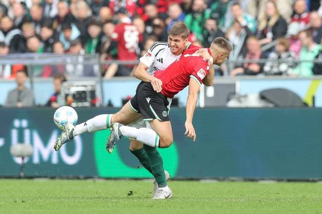 19.10.2024, xtgx, Fussball - 2.Bundesliga, Hannover 96 - FC Schalke 04 emspor, v.l. Felipe Sanchez (Schalke, 2), Nicolo Tresoldi (Hannover, 9) Zweikampf, Duell, Kampf, tackle (DFL DFB REGULATIONS PROHIBIT ANY USE OF PHOTOGRAPHS as IMAGE SEQUENCES and or QUASI-VIDEO) Hannover