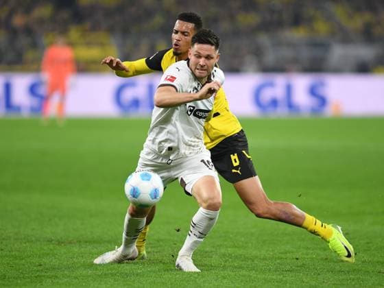 Andreas Albers (FC St. Pauli) und Felix Nmecha (Borussia Dortmund) im Zweikampf waehrend des Spiels der 1. Bundesliga zwischen Borussia Dortmund und FC St. Pauli 1910, SIGNAL IDUNA PARK am 18. October 2024 in Dortmund, Deutschland. (Foto von Ralf Treese DeFodi Images) +++ Andreas Albers (FC St. Pauli) und Felix Nmecha (Borussia Dortmund) battle for the ball during the Bundesliga match between Borussia Dortmund and FC St. Pauli 1910 at Signal Iduna Park on October 18, 2024 in Dortmund, Germany. (Photo by Ralf Treese DeFodi Images) DFL regulations prohibit any use of photographs as image sequences and or quasi-video. not used in POL SRB CRO FRA GBR NED ITA USA Defodi-521_BVBSTP20241018_075