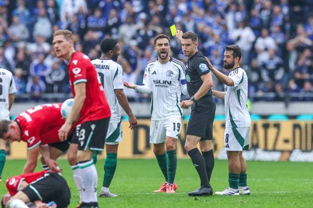 19.10.2024, Fussball, Saison 2024 2025, 2. Bundesliga, 9. Spieltag, Hannover 96 - FC Schalke 04, Kenan Karaman (FC Schalke 04) sieht die gelbe Karte. Hannover Heinz von Heiden Arena Niedersachsen Deutschland xRHR-FOTO TRx