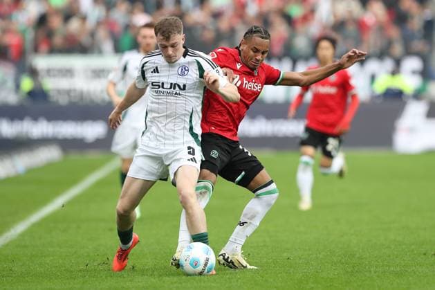 19.10.2024, xtgx, Fussball - 2.Bundesliga, Hannover 96 - FC Schalke 04 emspor, v.l. Amin Younes (Schalke, 8), Monju Momuluh (Hannover, 38) Zweikampf, Duell, Kampf, tackle (DFL DFB REGULATIONS PROHIBIT ANY USE OF PHOTOGRAPHS as IMAGE SEQUENCES and or QUASI-VIDEO) Hannover