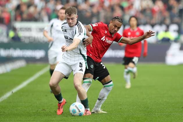 19.10.2024, xtgx, Fussball - 2.Bundesliga, Hannover 96 - FC Schalke 04 emspor, v.l. Amin Younes (Schalke, 8), Monju Momuluh (Hannover, 38) Zweikampf, Duell, Kampf, tackle (DFL DFB REGULATIONS PROHIBIT ANY USE OF PHOTOGRAPHS as IMAGE SEQUENCES and or QUASI-VIDEO) Hannover