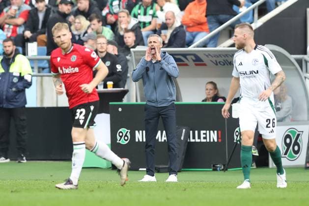 19.10.2024, xtgx, Fussball - 2.Bundesliga, Hannover 96 - FC Schalke 04 emspor, v.l. Kees van Wonderen (Schalke, Trainer) (DFL DFB REGULATIONS PROHIBIT ANY USE OF PHOTOGRAPHS as IMAGE SEQUENCES and or QUASI-VIDEO) Hannover