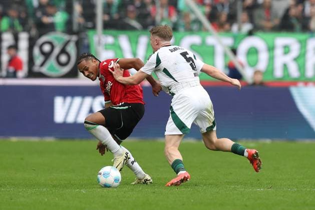 19.10.2024, xtgx, Fussball - 2.Bundesliga, Hannover 96 - FC Schalke 04 emspor, v.l. Monju Momuluh (Hannover, 38), Derry Murkin (Schalke, 5) Zweikampf, Duell, Kampf, tackle (DFL DFB REGULATIONS PROHIBIT ANY USE OF PHOTOGRAPHS as IMAGE SEQUENCES and or QUASI-VIDEO) Hannover