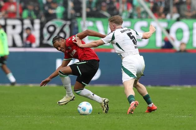 19.10.2024, xtgx, Fussball - 2.Bundesliga, Hannover 96 - FC Schalke 04 emspor, v.l. Monju Momuluh (Hannover, 38), Derry Murkin (Schalke, 5) Zweikampf, Duell, Kampf, tackle (DFL DFB REGULATIONS PROHIBIT ANY USE OF PHOTOGRAPHS as IMAGE SEQUENCES and or QUASI-VIDEO) Hannover