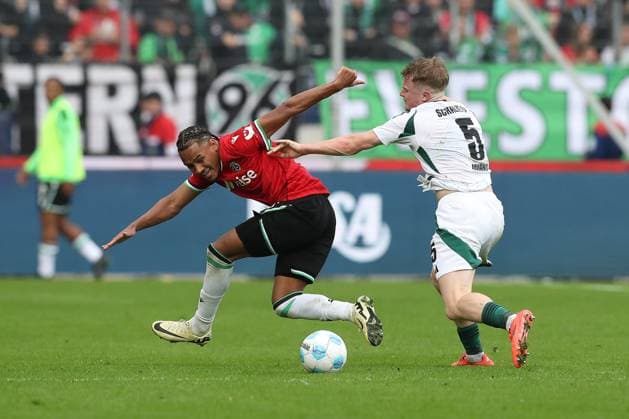 19.10.2024, xtgx, Fussball - 2.Bundesliga, Hannover 96 - FC Schalke 04 emspor, v.l. Monju Momuluh (Hannover, 38), Derry Murkin (Schalke, 5) Zweikampf, Duell, Kampf, tackle (DFL DFB REGULATIONS PROHIBIT ANY USE OF PHOTOGRAPHS as IMAGE SEQUENCES and or QUASI-VIDEO) Hannover