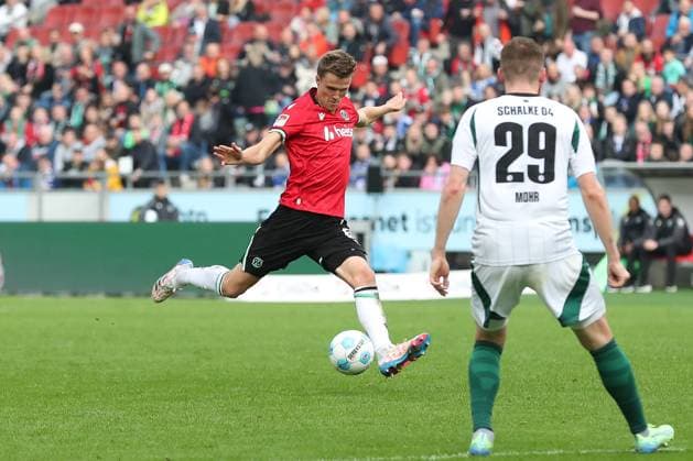 19.10.2024, xtgx, Fussball - 2.Bundesliga, Hannover 96 - FC Schalke 04 emspor, v.l. Marcel Halstenberg (Hannover, 23) am Ball, plays the ball (DFL DFB REGULATIONS PROHIBIT ANY USE OF PHOTOGRAPHS as IMAGE SEQUENCES and or QUASI-VIDEO) Hannover