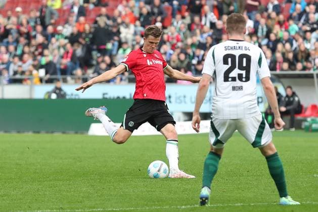 19.10.2024, xtgx, Fussball - 2.Bundesliga, Hannover 96 - FC Schalke 04 emspor, v.l. Marcel Halstenberg (Hannover, 23) am Ball, plays the ball (DFL DFB REGULATIONS PROHIBIT ANY USE OF PHOTOGRAPHS as IMAGE SEQUENCES and or QUASI-VIDEO) Hannover