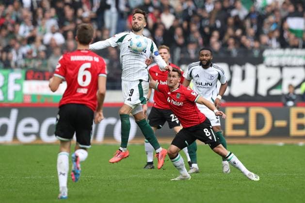 19.10.2024, xtgx, Fussball - 2.Bundesliga, Hannover 96 - FC Schalke 04 emspor, v.l. Kenan Karaman (Schalke, 19), Enzo Leopold (Hannover, 8) Zweikampf, Duell, Kampf, tackle (DFL DFB REGULATIONS PROHIBIT ANY USE OF PHOTOGRAPHS as IMAGE SEQUENCES and or QUASI-VIDEO) Hannover