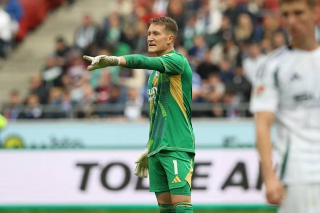 19.10.2024, xtgx, Fussball - 2.Bundesliga, Hannover 96 - FC Schalke 04 emspor, v.l. Ron Thorben Hoffmann (Schalke, 1) gibt Anweisungen, gestikuliert mit den Armen, gesticulate, gives instructions (DFL DFB REGULATIONS PROHIBIT ANY USE OF PHOTOGRAPHS as IMAGE SEQUENCES and or QUASI-VIDEO) Hannover