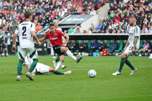 19.10.2024, xtgx, Fussball - 2.Bundesliga, Hannover 96 - FC Schalke 04 emspor, v.l. Kenan Karaman (Schalke, 19), Nicolo Tresoldi (Hannover, 9) Zweikampf, Duell, Kampf, tackle (DFL DFB REGULATIONS PROHIBIT ANY USE OF PHOTOGRAPHS as IMAGE SEQUENCES and or QUASI-VIDEO) Hannover