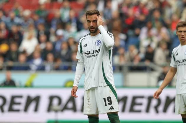 19.10.2024, xtgx, Fussball - 2.Bundesliga, Hannover 96 - FC Schalke 04 emspor, v.l. Kenan Karaman (Schalke, 19) (DFL DFB REGULATIONS PROHIBIT ANY USE OF PHOTOGRAPHS as IMAGE SEQUENCES and or QUASI-VIDEO) Hannover