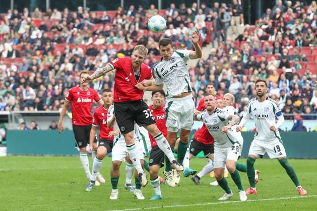 19.10.2024, xtgx, Fussball - 2.Bundesliga, Hannover 96 - FC Schalke 04 emspor, v.l. Andreas Voglsammer (Hannover, 32), Ron Schallenber (Schalke, 6) Zweikampf, Duell, Kampf, tackle (DFL DFB REGULATIONS PROHIBIT ANY USE OF PHOTOGRAPHS as IMAGE SEQUENCES and or QUASI-VIDEO) Hannover