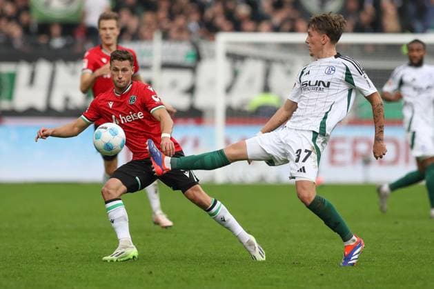 19.10.2024, xtgx, Fussball - 2.Bundesliga, Hannover 96 - FC Schalke 04 emspor, v.l. Enzo Leopold (Hannover, 8), Max Grueger (Grüger, Schalke, 37) Zweikampf, Duell, Kampf, tackle (DFL DFB REGULATIONS PROHIBIT ANY USE OF PHOTOGRAPHS as IMAGE SEQUENCES and or QUASI-VIDEO) Hannover