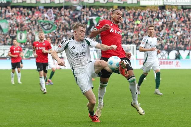 19.10.2024, xtgx, Fussball - 2.Bundesliga, Hannover 96 - FC Schalke 04 emspor, v.l. Monju Momuluh (Hannover, 38), Derry Murkin (Schalke, 5) Zweikampf, Duell, Kampf, tackle (DFL DFB REGULATIONS PROHIBIT ANY USE OF PHOTOGRAPHS as IMAGE SEQUENCES and or QUASI-VIDEO) Hannover