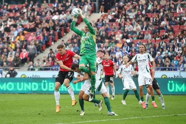 19.10.2024, xtgx, Fussball - 2.Bundesliga, Hannover 96 - FC Schalke 04 emspor, v.l. Ron Robert Zieler (Hannover, 16) Parade, haelt den Ball, faengt den Ball, pariert (DFL DFB REGULATIONS PROHIBIT ANY USE OF PHOTOGRAPHS as IMAGE SEQUENCES and or QUASI-VIDEO) Hannover