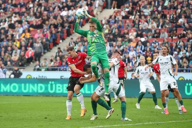 19.10.2024, xtgx, Fussball - 2.Bundesliga, Hannover 96 - FC Schalke 04 emspor, v.l. Ron Robert Zieler (Hannover, 16) Parade, haelt den Ball, faengt den Ball, pariert (DFL DFB REGULATIONS PROHIBIT ANY USE OF PHOTOGRAPHS as IMAGE SEQUENCES and or QUASI-VIDEO) Hannover