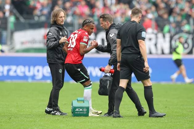 19.10.2024, xtgx, Fussball - 2.Bundesliga, Hannover 96 - FC Schalke 04 emspor, v.l. Monju Momuluh (Hannover, 38) verletzt, Verletzung, wird behandelt (DFL DFB REGULATIONS PROHIBIT ANY USE OF PHOTOGRAPHS as IMAGE SEQUENCES and or QUASI-VIDEO) Hannover