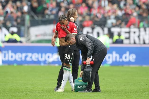 19.10.2024, xtgx, Fussball - 2.Bundesliga, Hannover 96 - FC Schalke 04 emspor, v.l. Monju Momuluh (Hannover, 38) verletzt, Verletzung, wird behandelt (DFL DFB REGULATIONS PROHIBIT ANY USE OF PHOTOGRAPHS as IMAGE SEQUENCES and or QUASI-VIDEO) Hannover