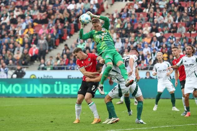 19.10.2024, xtgx, Fussball - 2.Bundesliga, Hannover 96 - FC Schalke 04 emspor, v.l. Ron Thorben Hoffmann (Schalke, 1) Parade, haelt den Ball, faengt den Ball, pariert (DFL DFB REGULATIONS PROHIBIT ANY USE OF PHOTOGRAPHS as IMAGE SEQUENCES and or QUASI-VIDEO) Hannover