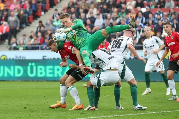 19.10.2024, xtgx, Fussball - 2.Bundesliga, Hannover 96 - FC Schalke 04 emspor, v.l. Ron Thorben Hoffmann (Schalke, 1) Parade, haelt den Ball, faengt den Ball, pariert (DFL DFB REGULATIONS PROHIBIT ANY USE OF PHOTOGRAPHS as IMAGE SEQUENCES and or QUASI-VIDEO) Hannover