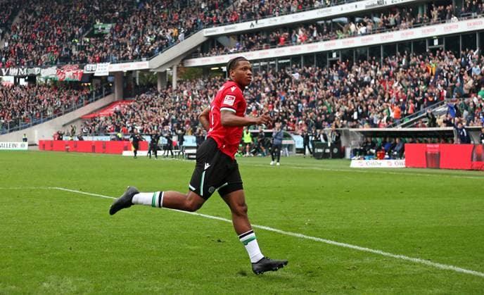 19.10.2024, Fussball 2. Bundesliga 2024 2025, 9. Spieltag, Hannover 96 - FC Schalke 04 , in der Heinz von Heiden Arena Hannover. Jessic Ngankam (Hannover) jubelt zu früh, das Tor zum 2:0 wird wegen Abseits nicht anerkannt