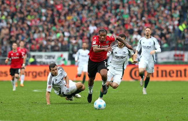 19.10.2024, Fussball 2. Bundesliga 2024 2025, 9. Spieltag, Hannover 96 - FC Schalke 04 , in der Heinz von Heiden Arena Hannover. (L-R) Ron Schallenberg (Schalke 04) gegen Jessic Ngankam (Hannover)