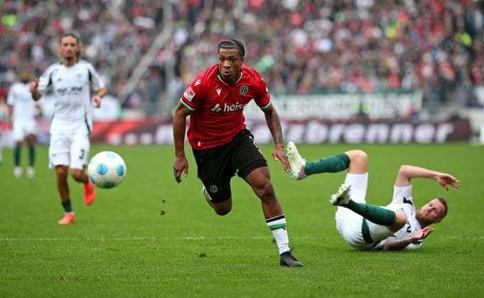 19.10.2024, Fussball 2. Bundesliga 2024 2025, 9. Spieltag, Hannover 96 - FC Schalke 04 , in der Heinz von Heiden Arena Hannover. (L-R) Jessic Ngankam (Hannover) gegen Tomas Kalas (Schalke 04)