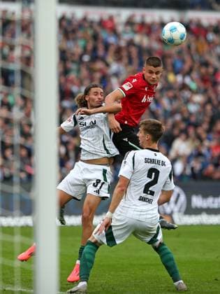 19.10.2024, Fussball 2. Bundesliga 2024 2025, 9. Spieltag, Hannover 96 - FC Schalke 04 , in der Heinz von Heiden Arena Hannover. (L-R) Taylan Bulut (Schalke 04) gegen Nicolo Tresoldi (Hannover)