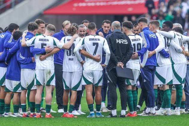 19.10.2024, Fussball, Saison 2024 2025, 2. Bundesliga, 9. Spieltag, Hannover 96 - FC Schalke 04, Cheftrainer Kees van Wonderen (FC Schalke 04) spricht zu seiner Mannschaft. Hannover Heinz von Heiden Arena Niedersachsen Deutschland xRHR-FOTO TRx