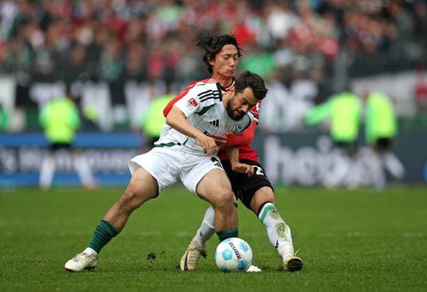 19.10.2024, Fussball 2. Bundesliga 2024 2025, 9. Spieltag, Hannover 96 - FC Schalke 04 , in der Heinz von Heiden Arena Hannover. (L-R) Amin Younes (Schalke 04) gegen Sei Muroya (Hannover)