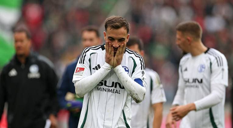 19.10.2024, Fussball 2. Bundesliga 2024 2025, 9. Spieltag, Hannover 96 - FC Schalke 04 , in der Heinz von Heiden Arena Hannover. Kenan Karaman (Schalke 04) enttäuscht